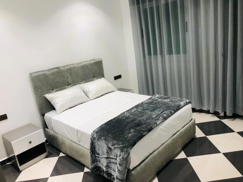 Dina Apartments Фнидек Екстериор снимка