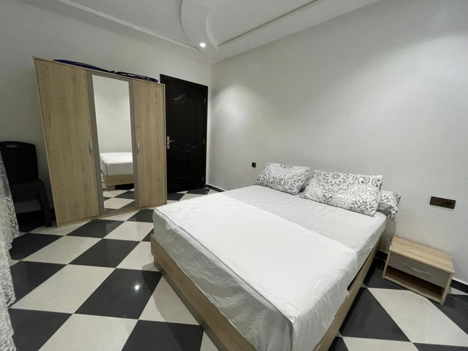 Dina Apartments Фнидек Екстериор снимка